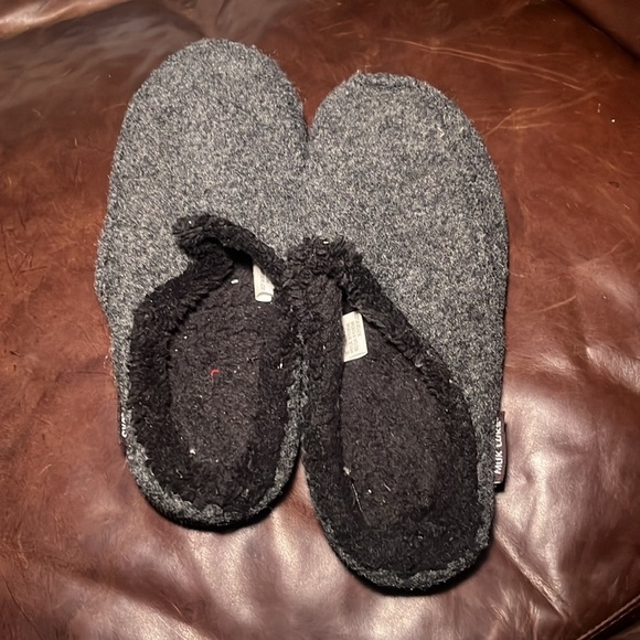 Muk Luks Cozy Gray Fuzzy Slippers size 8-9 - Picture 3 of 7